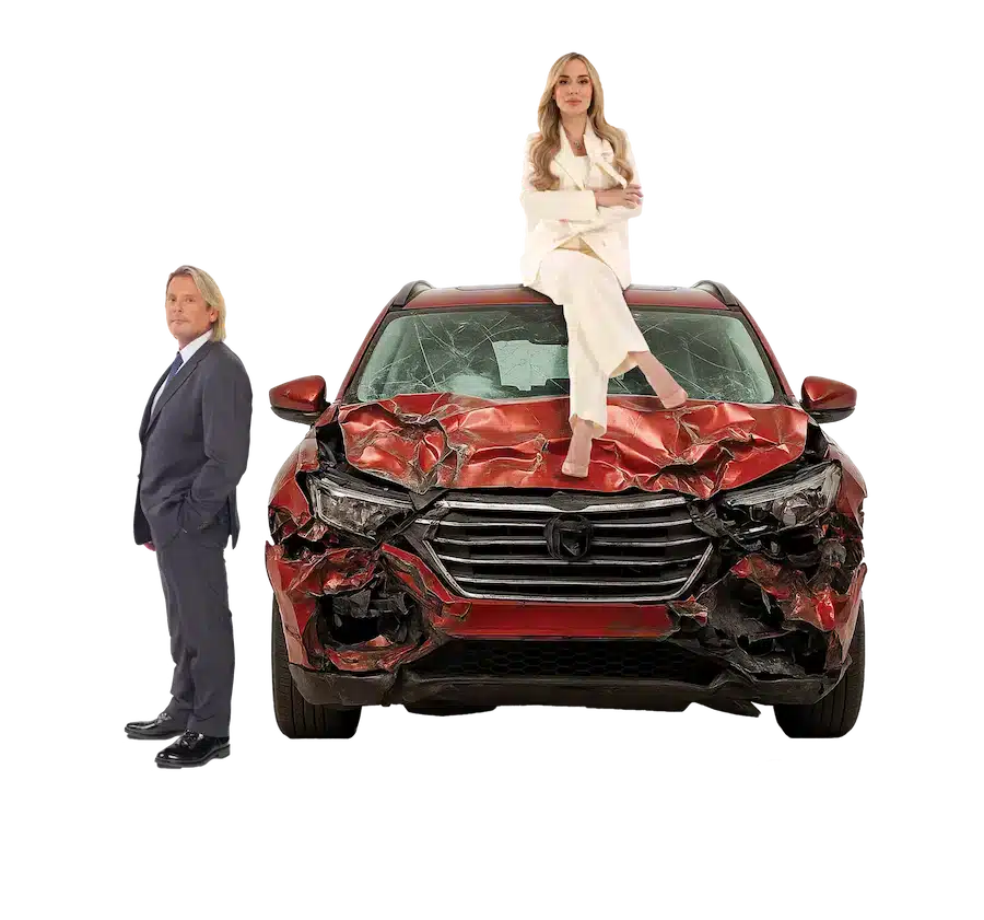 Gregory y Jany junto a un vehículo de colisión